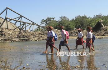 Saat Sungai Menjadi Satu-satunya Akses Jalan Warga Amfoang