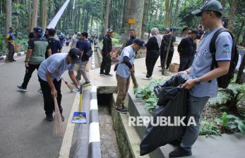 Aksi Bersih-Bersih Massal di Taman Hutan Raya Bandung
