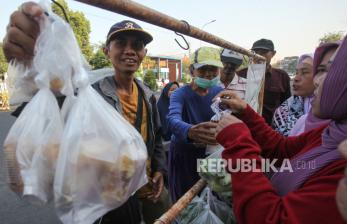 Senyum Warga Surabaya saat Ikuti Pembagian Bahan Pangan Gratis