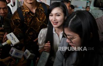 Sandra Dewi Bungkam Saat Tinggalkan Kejagung 