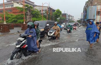 In Picture: Diguyur Hujan Deras, Sejumlah Wilayah di Denpasar Tergenang Air