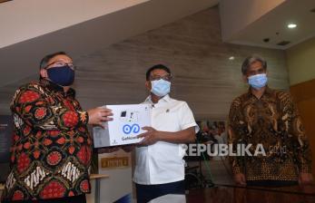 Menristek Bambang Brodjonegoro (kiri) menyerahkan alat deteksi dini COVID-19 bernama GeNose C19. Bambang P.S.Brodjonegoro mengatakan tim Universitas Gadjah Mada untuk pengembangan GeNose C19 akan membangun sistem untuk pusat pengumpulan seluruh data analisis COVID-19 dari GeNose C19.