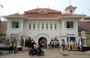 Kendaraan melintas di depan Kantor Lembaga Biologi Molekuler (LBM) Eijkman di Jakarta, Rabu (5/1). LBM Eijkman dinyatakan resmi melebur bersama Badan Riset dan Inovasi Nasional (BRIN). Kini, Nama LBM Eijkman telah berubah menjadi Pusat Riset Biologi Molekuler (PRBM) Eijkman. Terintegrasinya LBM Eijkman ke dalam BRIN diharapkan akan memperkuat kompetensi periset biologi molekuler di Indonesia. 