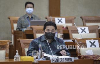 Menteri BUMN Erick Thohir mengikuti rapat kerja dengan Komisi VI DPR di Kompleks Parlemen, Senayan, Jakarta, Rabu (20/1/2021). Rapat tersebut membahas pelaksanaan pembelian vaksin COVID-19. 