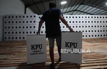 Melihat Aktivitas di Gudang Logistik Pemilu KPU Kota Surabaya