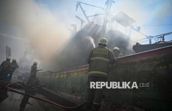 In Picture: 5 Kapal Nelayan Terbakar di Pelabuhan Muara Baru