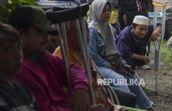 In Picture: Penyandang Disabilitas di Tasikmalaya Terima Bantuan Kaki Palsu Gratis