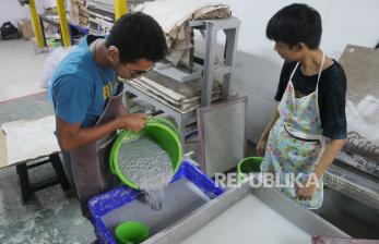 Melihat Disabilitas Mengolah Limbah Kertas