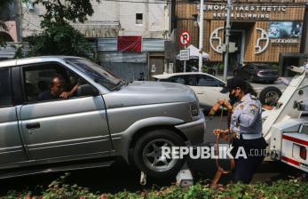 Parkir di Trotoar, Sejumlah Kendaraan di Senopati Diderek Petugas