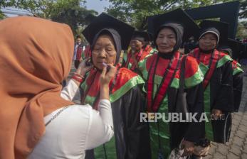 Tetap Produktif di Usia Senja, Para Lansia Ini Ikuti Wisuda Sekolah Lansia