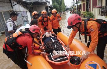 In Picture: Tanggul Sungai Ngasinan Jebol, Permukiman Warga di Trenggalek Terendam Banjir