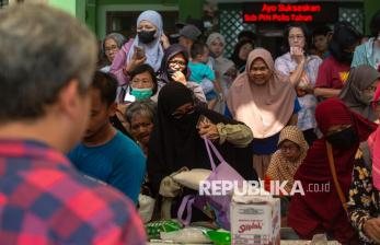 In Picture: Warga Yogyakarta Antusias Serbu Pasar Murah Sembako Jelang Ramadhan