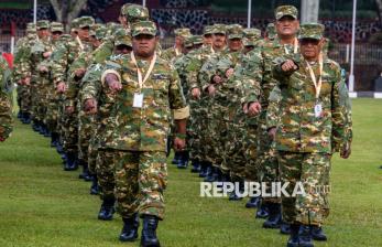Kepala Daerah Tampil Gagah dengan Baju Militer saat Apel Pembukaan Retret