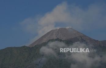  Penampakan Asap Putih Keluar dari Puncak Gunung Merapi 