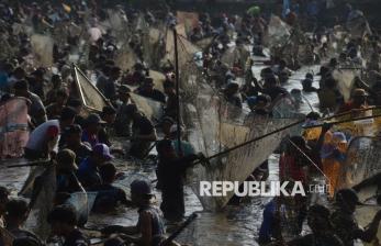 Festival Memet Ikan, Tradisi Menangkap Ikan Bersama yang Penuh Kegembiraan