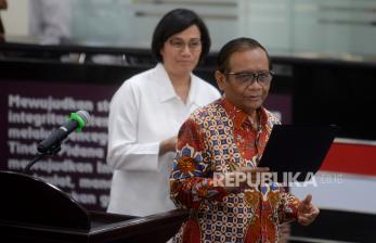 Ketua Komite Koordinasi Nasional Pencegahan dan Pemberantasan Tindak Pidana Pencucian Uang (Komite TPPU) Sekaligus Menko Polhukam Mahfud MD bersama Menteri Keuangan Sri Mulyani Indrawati usai memberikan keterangan pers terkait penyampaian hasil rapat Komite Nasional TPPU di Gedung PPATK, Jakarta, Senin (10/4/2023). Dalam keterangan tersebut disampaikan 7 poin penting hasil rapat komite TPPU antara lain Komite akan segera membentuk Tim Gabungan/Satgas yang akan melakukan supervisi untuk menindaklanjuti keseluruhan LHA/LHP nilai agregat sebesar Rp349 triliun.
