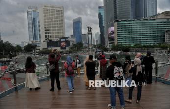 In Picture: Menikmati Libur Natal di Anjungan Halte Bundaran HI