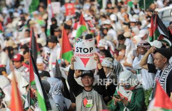 In Picture: Peringati 1 Tahun Genosida Israel di Palestina, Massa Geruduk Kedubes Amerika di Jakarta