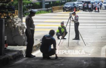 In Picture: Polisi Lakukan Olah TKP Kecelakaan Beruntun di Gerbang Tol Ciawi 2