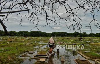 Kondisi Makam Terendam, Warga Ziarah Kubur Jelang Ramadhan di TPU Semper