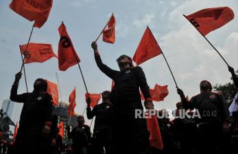 In Picture: Tuntut Kenaikan Upah Minimum, Buruh Gelar Aksi di Patung Kuda