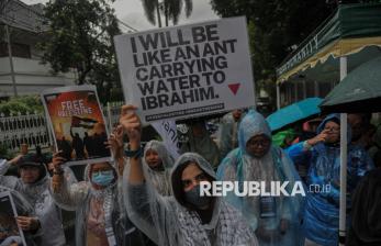 In Picture: Hujan Tak Surutkan Semangat Peserta Aksi Solidaritas Palestina di Kedubes Mesir