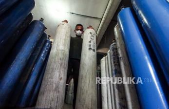 Pekerja mengangkut tabung gas oksigen untuk didistribusi kesejumlah Rumah Sakit di  Lhokseumawe Aceh, Jumat (2/7/2021). Kementerian Perindustrian (Kemenperin) memprioritaskan produksi dan distribusi gas oksigen untuk kebutuhan rumah sakit dan fasilitas kesehatan sekitar 800 ton per hari untuk penanganan COVID-19 dengan persediaan sekitar 1,5-1,8 juta tabung.  