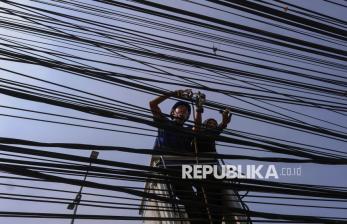 Kabel Semrawut di Jalan Raya Bogor-Jakarta Mulai Ditata
