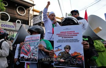 Warga Gelar Aksi Tolak Rencana Konser Andrea Bocelli di Borobudur