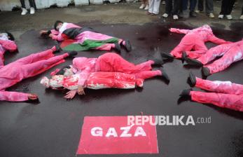 In Picture: Aktivis Greenpeace Gelar Aksi Teatrikal Kecam Genosida di Gaza