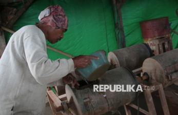 In Picture: Potret Para Pencari Emas di Bukit Sekotong Lombok