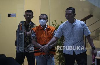 In Picture: Kenakan Rompi Tahanan, Yudi Cahyadi Resmi Ditahan KPK