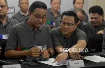 Pasangan calon presiden dan calon wakil presiden Anies Baswedan dan Muhaimin Iskandar bersiap untuk mengumumkan stuktur Tim Pemenangan Nasional (Timnas) AMIN di Jakarta, Selasa (14/11/2023). Pasangan capres-cawapres Anies Baswedan-Muhaimin Iskandar (AMIN) akhirnya mengumumkan captain beserta struktur timnas AMIN. Marsekal Madya (Purn) Muhammad Syaugi Alaydrus ditunjuk menjadi captain dari pasangan calon dari Koalisi Perubahan tersebut.  