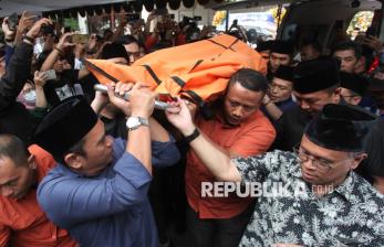 In Picture: Jenazah Almarhum Bendum Demokrat Renville Antonio Tiba di Rumah Duka