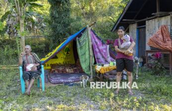Di Bawah Tenda, Penyintas Gempa di Mbay Menunggu Bantuan