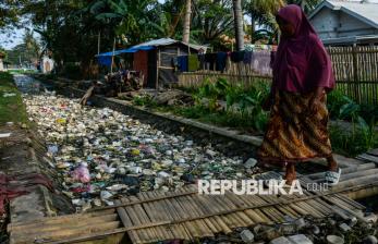 Bikin Kumuh, Tumpukan Sampah Plastik Penuhi Saluran Irigasi di Serang