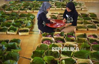 In Picture: Masjid Margoyuwono Gunakan Daun Jati dan Besek Bambu untuk Kemas Daging Kurban