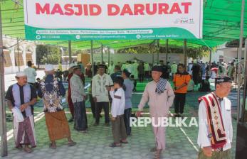 Masjid Rusak Akibat Gempa, Warga Mbay NTT Sholat Jumat di Tenda Darurat