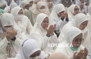 Dalam Tangis dan Doa, Warga Palembang Memohon Hujan
