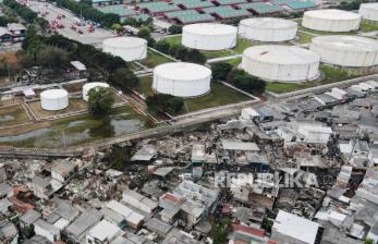 Foto udara suasana depo Pertamina Plumpang dan rumah warga yang terbakar di Jalan Koramil, Rawa Badak, Jakarta, Sabtu (4/3/2023). Akibat peristiwa tersebut 17 nyawa meninggal dunia, puluhan lainnya alami luka bakar dan ratusan warga yang mengungsi.. Presiden Joko Widodo (Jokowi) meminta Wakil Presiden Maruf Amin untuk meninjau lokasi kebakaran Depo Pertamina Plumpang, Koja, Jakarta Utara yang terjadi pada Jumat (3/3) malam. 