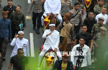 Aksi Dedi Mulyadi Menunggang Kuda saat Kirab Budaya HUT Jabar