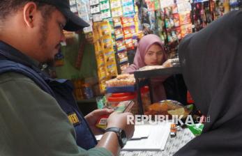 Petugas Gabungan Lakukan Razia Rokok Ilegal di Toko Kelontong