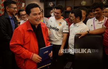 Menteri BUMN Erick Thohir saat menyerahkan berkas pendaftaran calon Ketua Umum PSSI periode 2023-2027 di Kantor PSSI, GBK Arena, Jakarta, Ahad (15/1/2023). Erick Thohir menjadi salah satu kandidat calon Ketua Umum PSSI yang akan dipilih pada Kongres Luar Biasa (KLB) pada 16 Februari 2023.