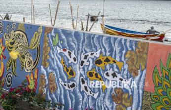 Warga Tambaklorok Percantik Tanggul Pantai dengan Mural Bertema Lingkungan