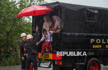 In Picture: SAR Brimob Antar Pelajar Terdampak Bencana di Sukabumi ke Sekolah 