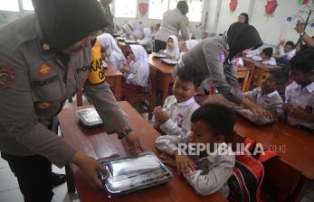 In Picture: Pembagian Makan Bergizi Gratis untuk Siswa SD di Bogor