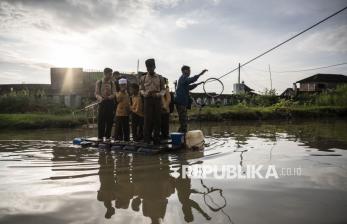 Jembatan Sungai Beringin Ambrol, Warga Gunakan Rakit untuk Akses Penyeberangan