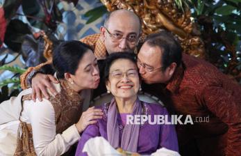 Peluk dan Cium Bahagia Warnai Perayaan Ulang Tahun ke-79 Megawati Soekarnoputri