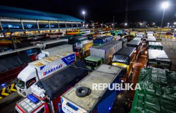 In Picture: Cuaca Buruk Ganggu Jadwal Operasional Kapal Penyeberangan di Pelabuhan Merak 