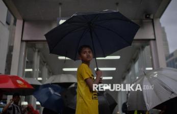 Mengais Rezeki di Tengah Hujan Deras Jakarta